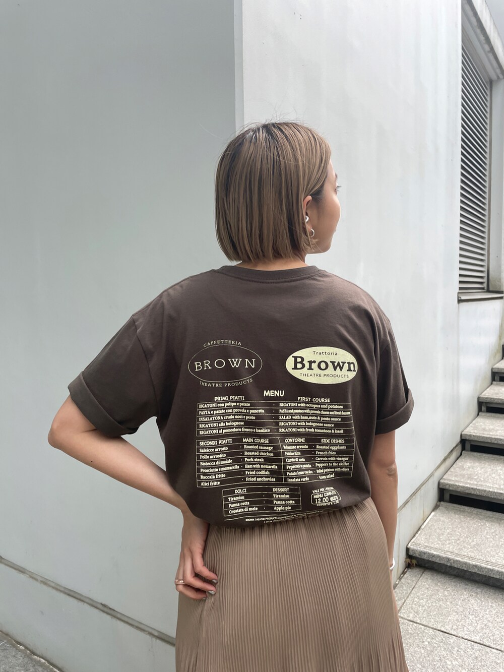 ブラウン系のTシャツ/カットソー、イエロー系のスカート、イエロー系のトートバッグを着用したレディースの春コーディネートの4枚目の写真