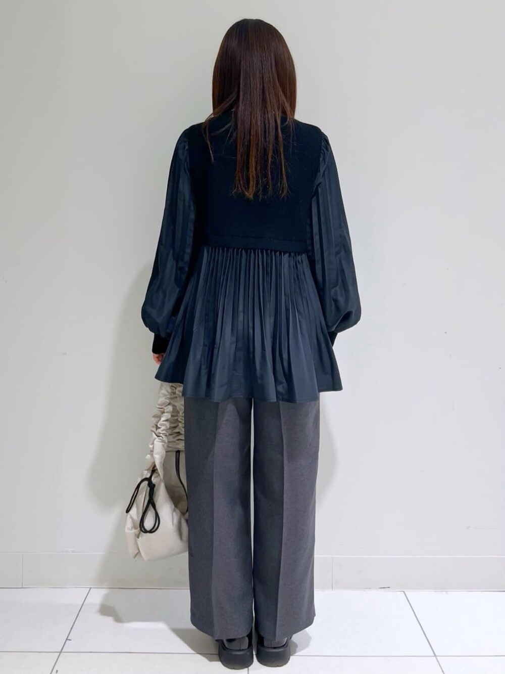 ブラック系のニット/セーター、グレー系のその他パンツ、ブラック系のパンプスを着用したレディースの冬コーディネートの2枚目の写真