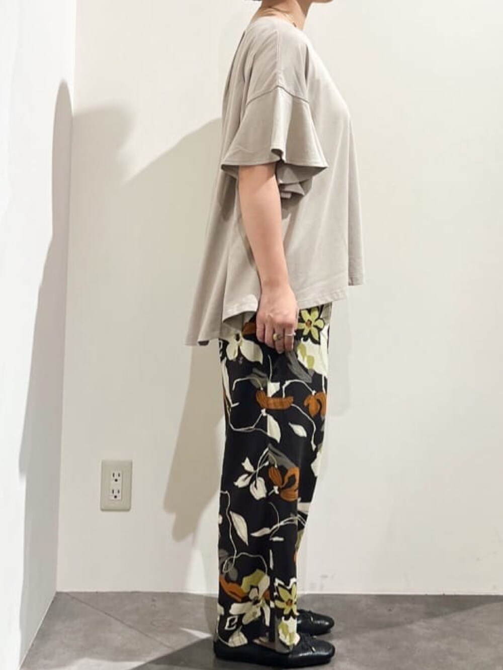 ベージュ系のTシャツ/カットソー、ブラック系のカーディガン/ボレロ、ブラウン系のその他パンツを着用したレディースの夏コーディネートの3枚目の写真