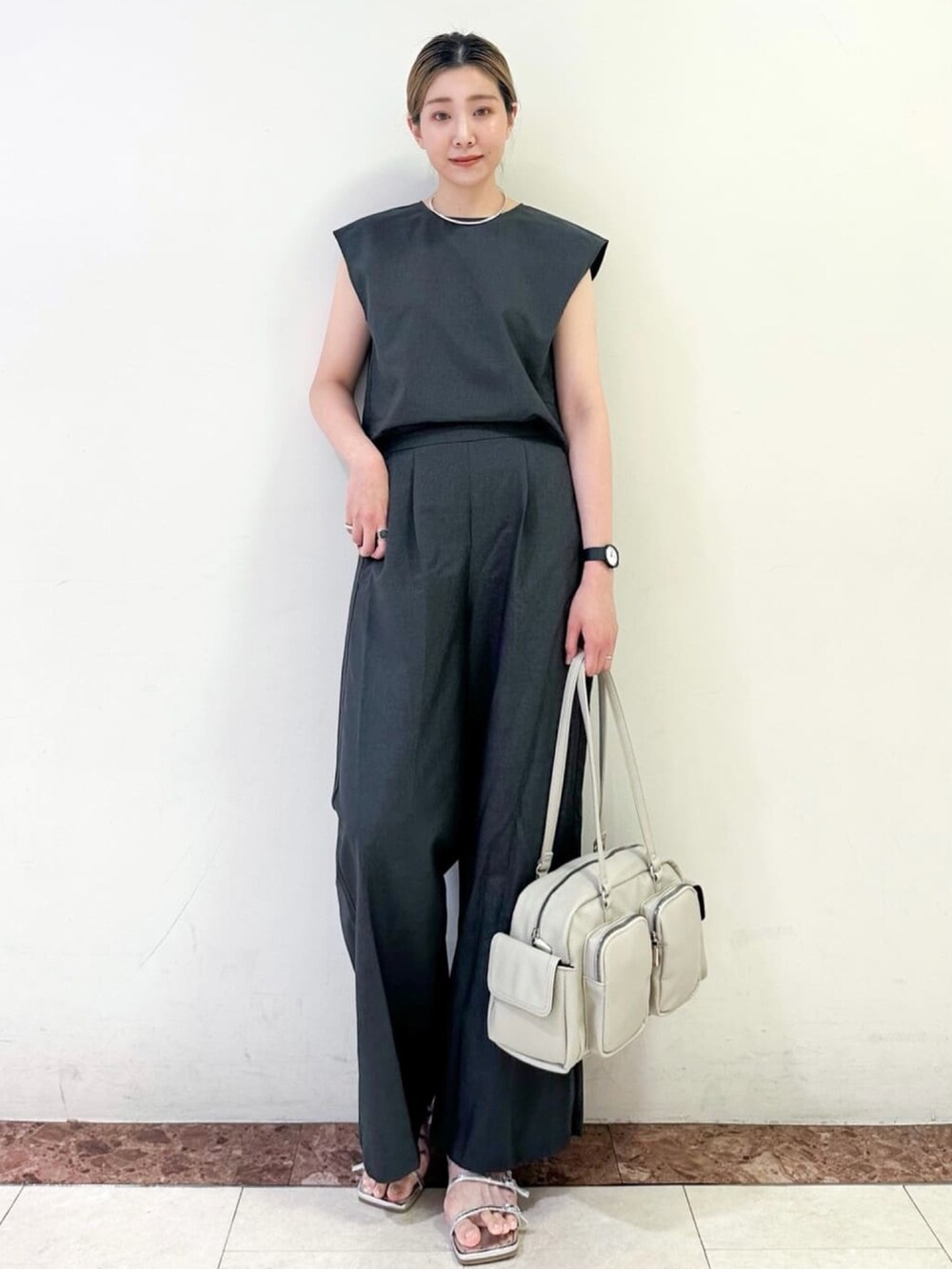 ホワイト系のカーディガン/ボレロ、ホワイト系のショルダーバッグ、シルバー系のサンダルを着用したレディースの夏コーディネートの2枚目の写真