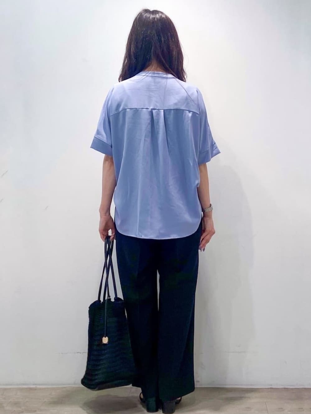 ブルー系のシャツ/ブラウス、ブラック系のその他パンツ、ブラック系のトートバッグを着用したレディースの春コーディネートの5枚目の写真