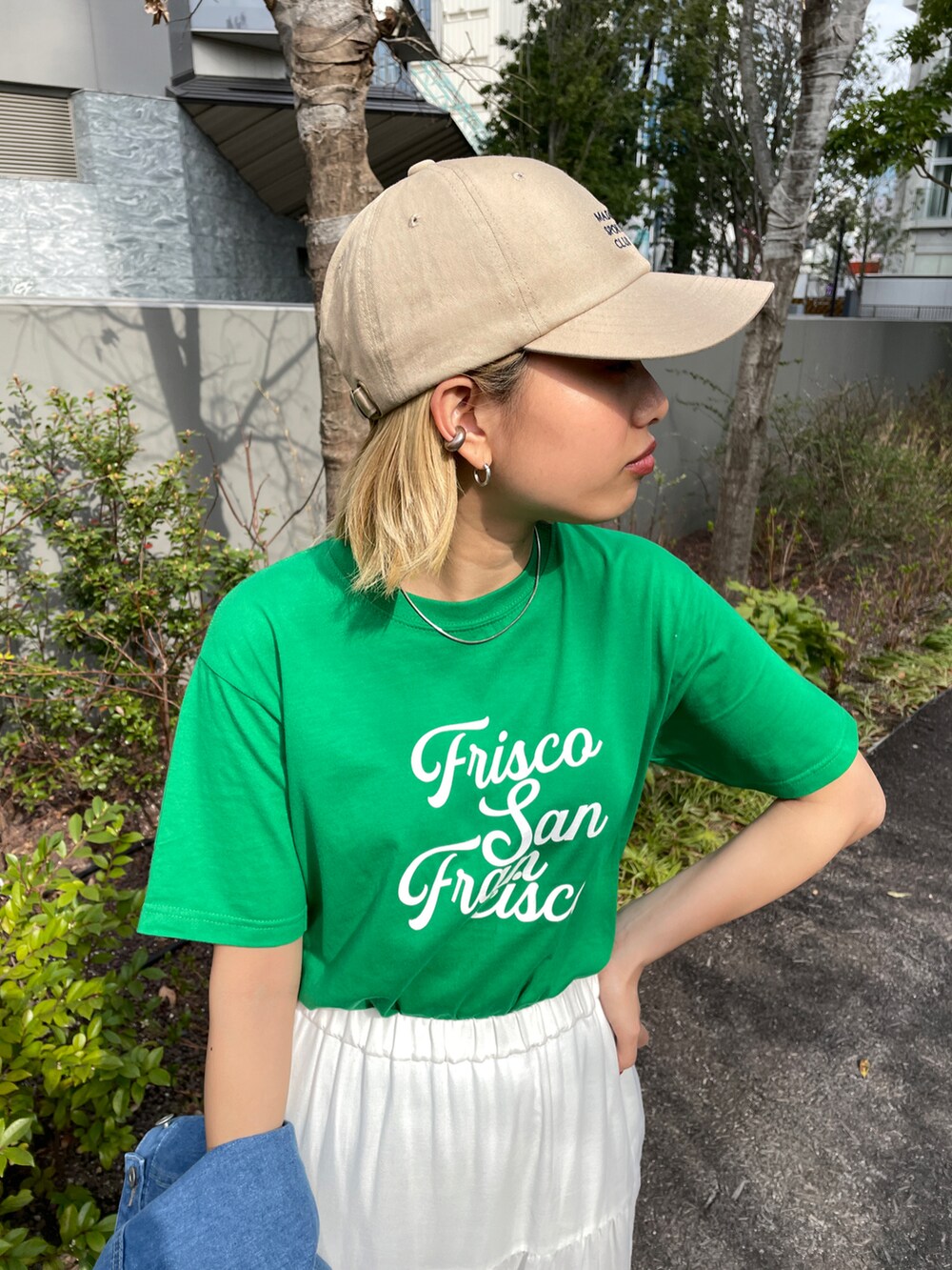 ブラック系のサンダル、ホワイト系のスカート、ホワイト系のショルダーバッグを着用したレディースの春コーディネートの3枚目の写真