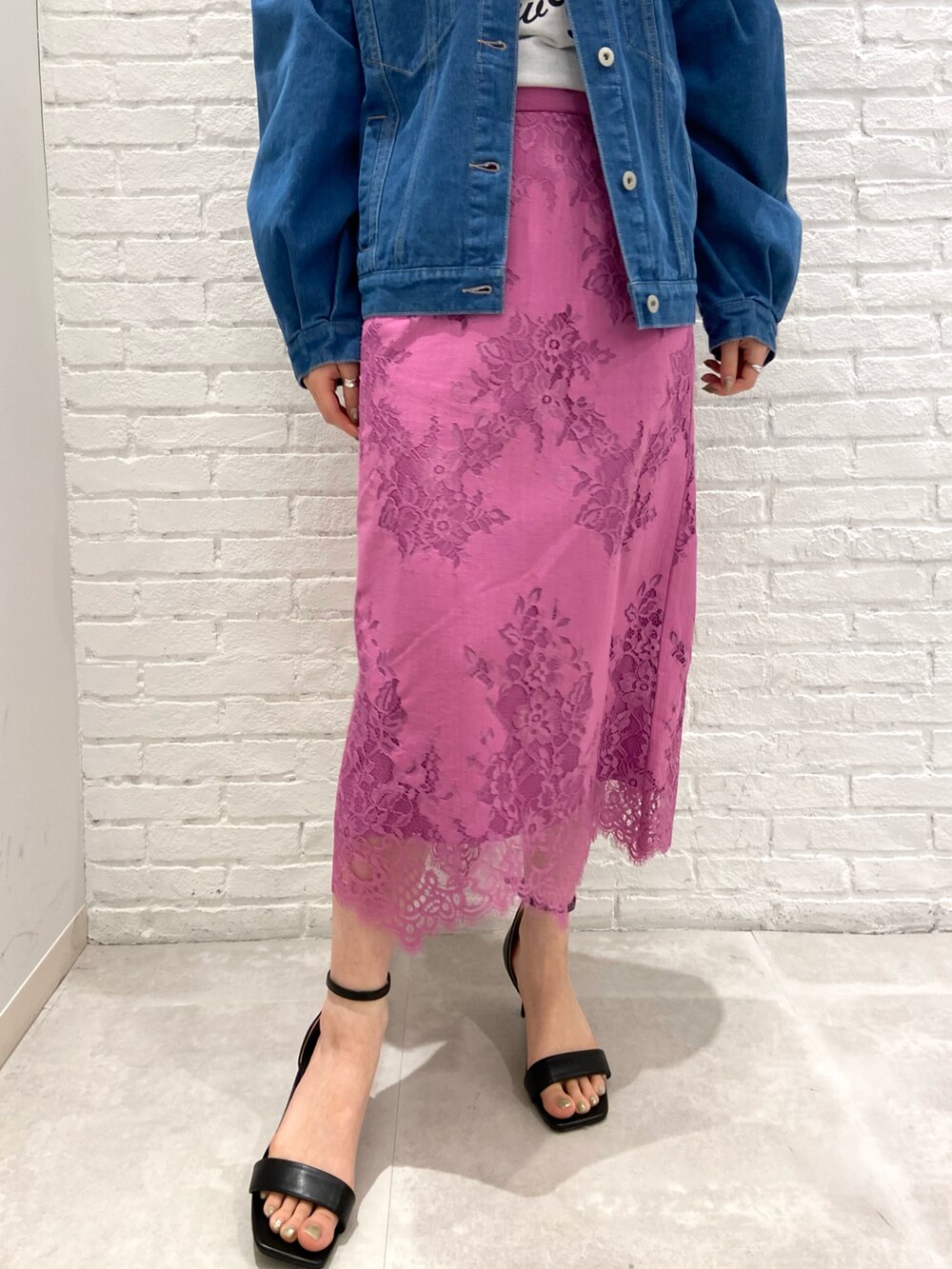 ホワイト系のTシャツ/カットソー、ブルー系のデニムジャケット、ピンク系のスカートを着用したレディースの春コーディネートの3枚目の写真