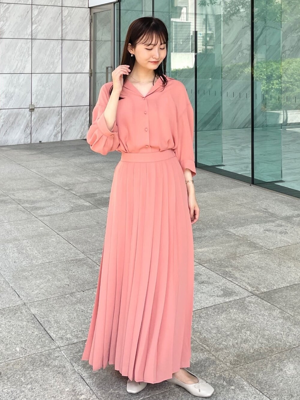 オレンジ系のシャツ/ブラウス、ベージュ系のその他シューズ、オレンジ系のスカートを着用したレディースの春コーディネートの2枚目の写真