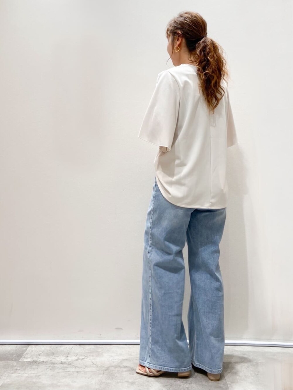 ブルー系のその他パンツ、ベージュ系のサンダル、ホワイト系のTシャツ/カットソーを着用したレディースの夏コーディネートの3枚目の写真