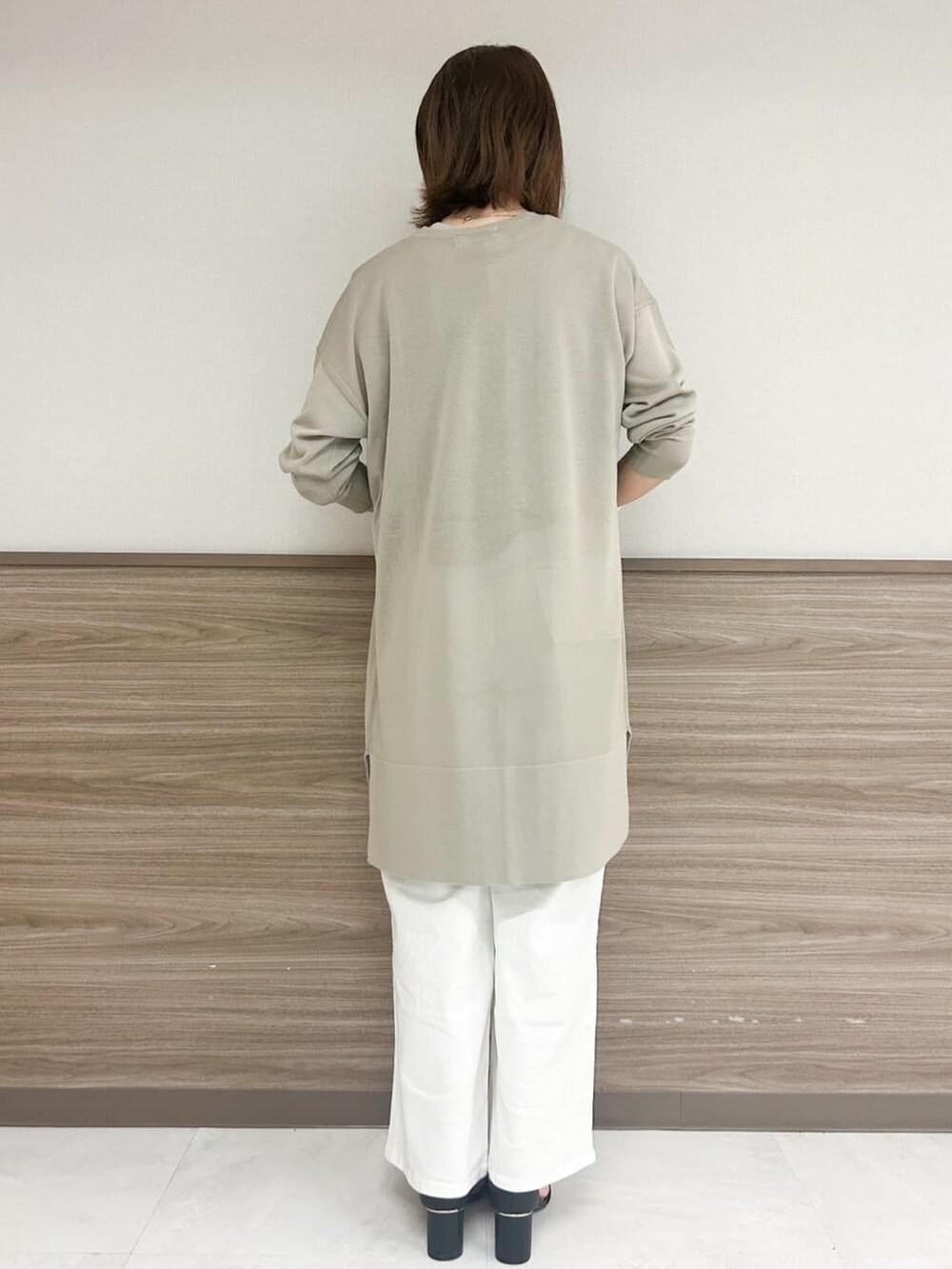 ブラック系のサンダル、ブラック系のショルダーバッグ、ベージュ系のTシャツ/カットソーを着用したレディースの夏コーディネートの3枚目の写真