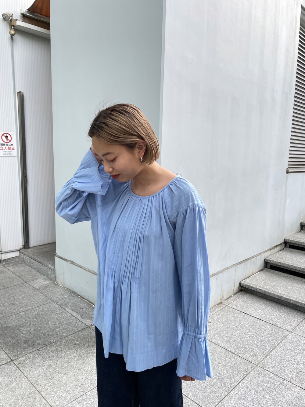 ブルー系のシャツ/ブラウス、ブルー系のその他パンツ、ブラック系のトートバッグを着用したレディースの春コーディネートの3枚目の写真