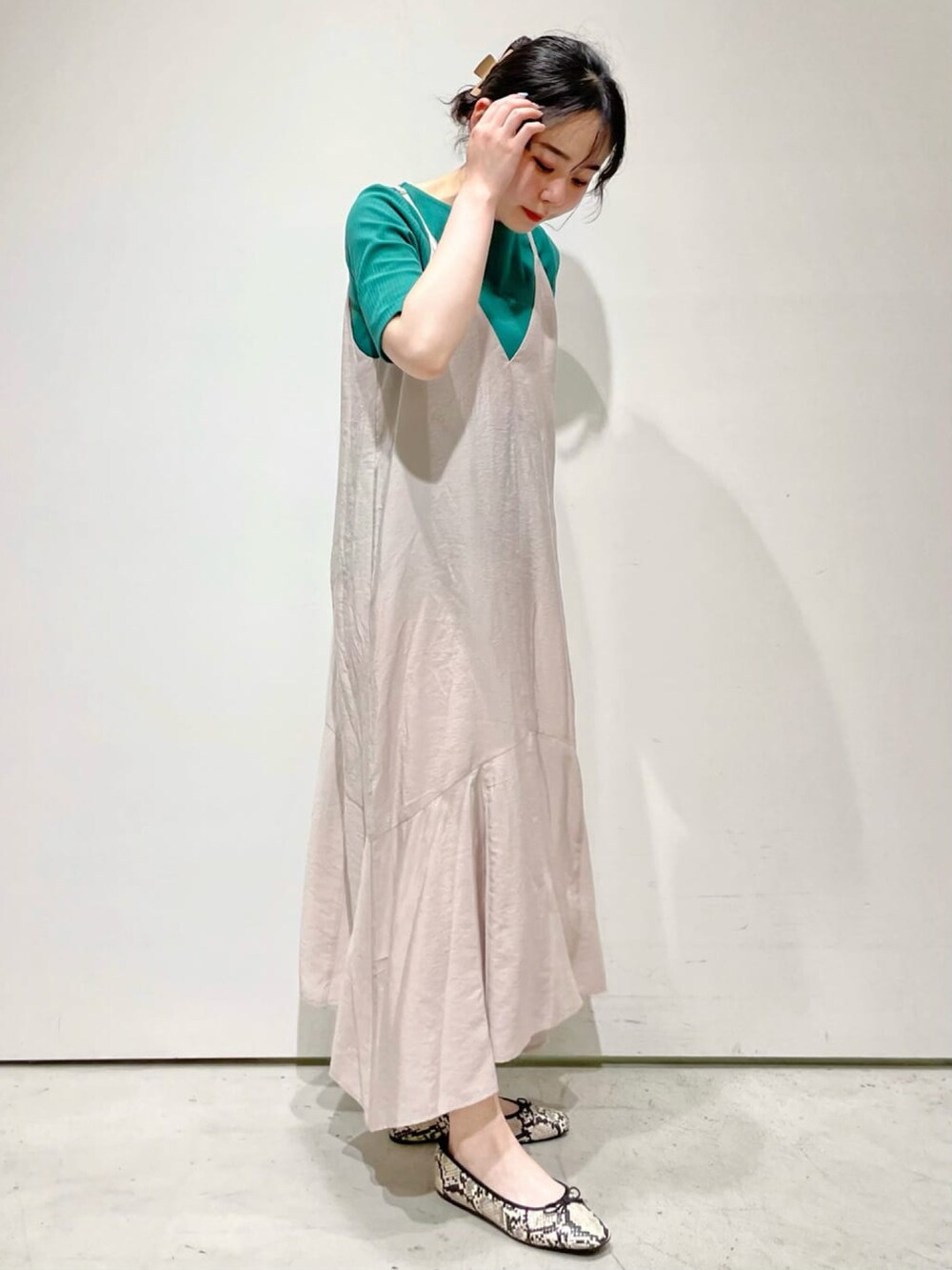 グリーン系のTシャツ/カットソー、ベージュ系のワンピース、ベージュ系のハンドバッグを着用したレディースの春コーディネートの2枚目の写真