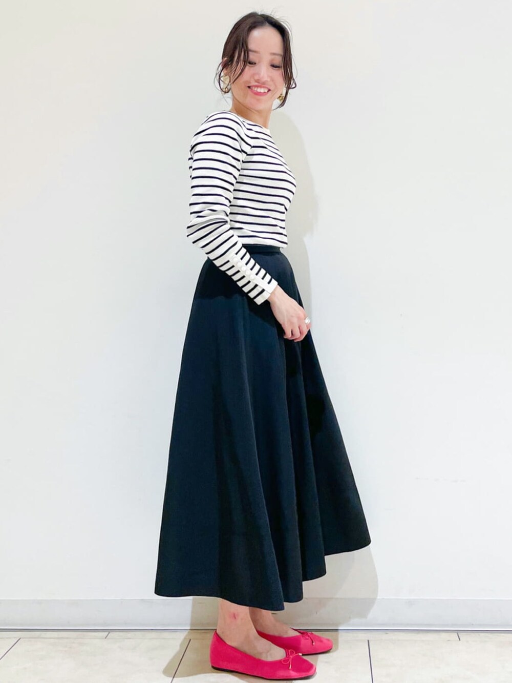 ベージュ系のニット/セーター、ブラック系のスカート、ピンク系のその他シューズを着用したレディースの冬コーディネートの2枚目の写真