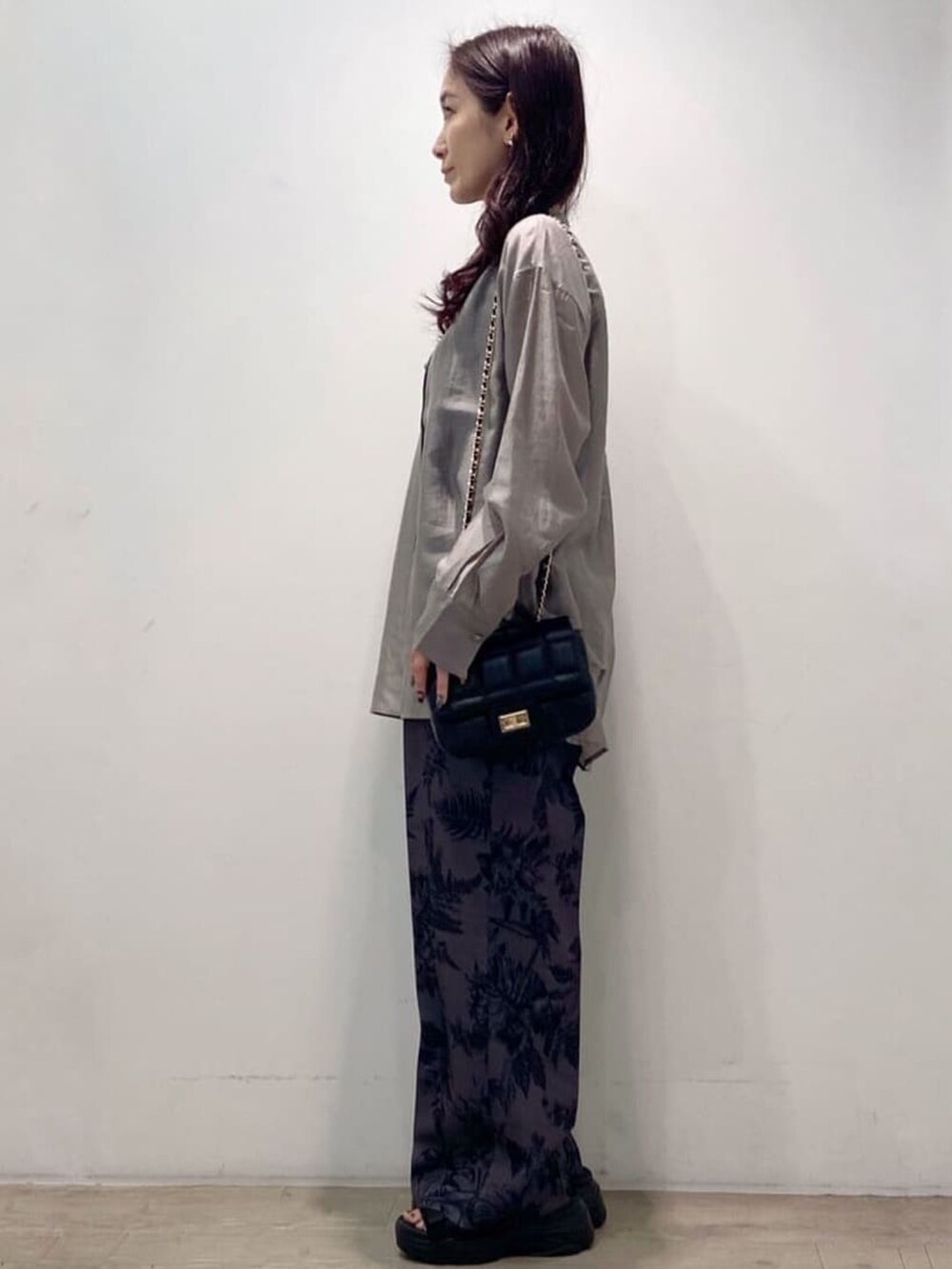 グレー系のシャツ/ブラウス、ブラック系のショルダーバッグ、グレー系のその他パンツを着用したレディースの春コーディネートの6枚目の写真