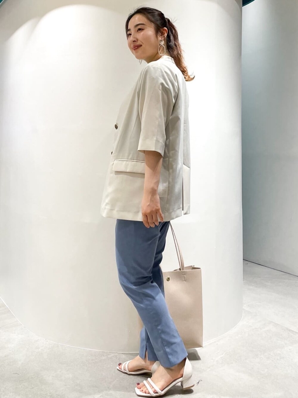 ブルー系のその他パンツ、ベージュ系のトートバッグ、ベージュ系のノーカラージャケットを着用したレディースの夏コーディネートの5枚目の写真