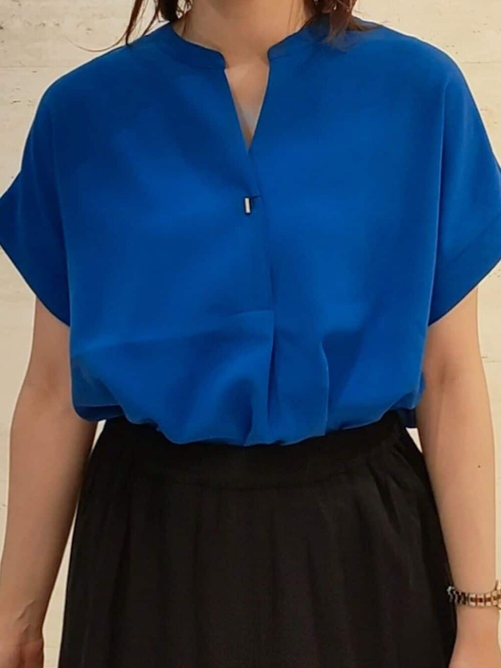 ブルー系のシャツ/ブラウス、ブラック系のスカート、ホワイト系のサンダルを着用したレディースの春コーディネートの2枚目の写真