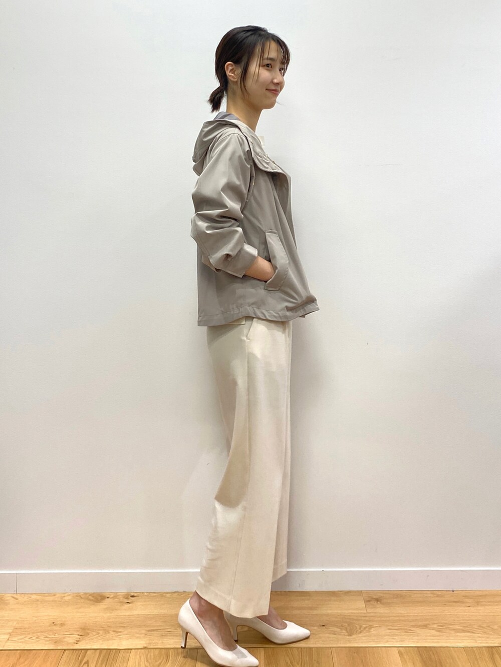 ベージュ系のブルゾン、ホワイト系のニット/セーター、ホワイト系のその他パンツを着用したレディースの秋コーディネートの2枚目の写真