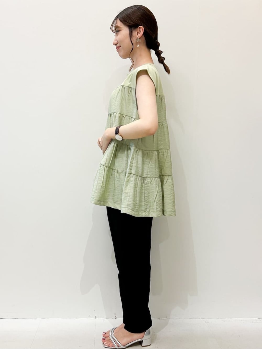 グリーン系のTシャツ/カットソー、ホワイト系のトートバッグ、ブラック系のその他パンツを着用したレディースの夏コーディネートの2枚目の写真