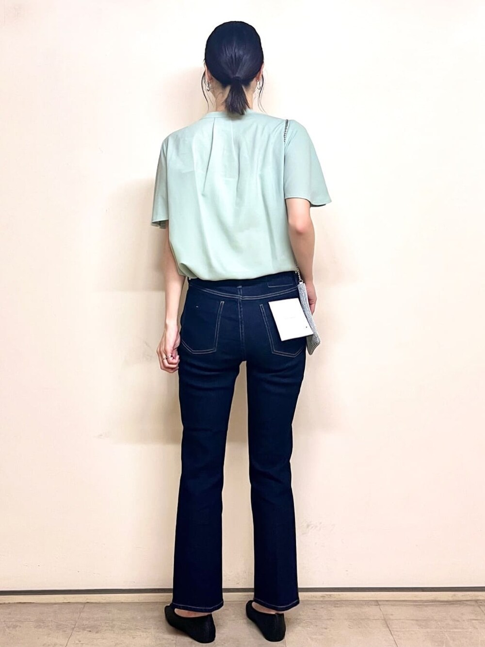 グリーン系のシャツ/ブラウス、ブラック系のパンプス、ブルー系のデニムパンツを着用したレディースの夏コーディネートの4枚目の写真