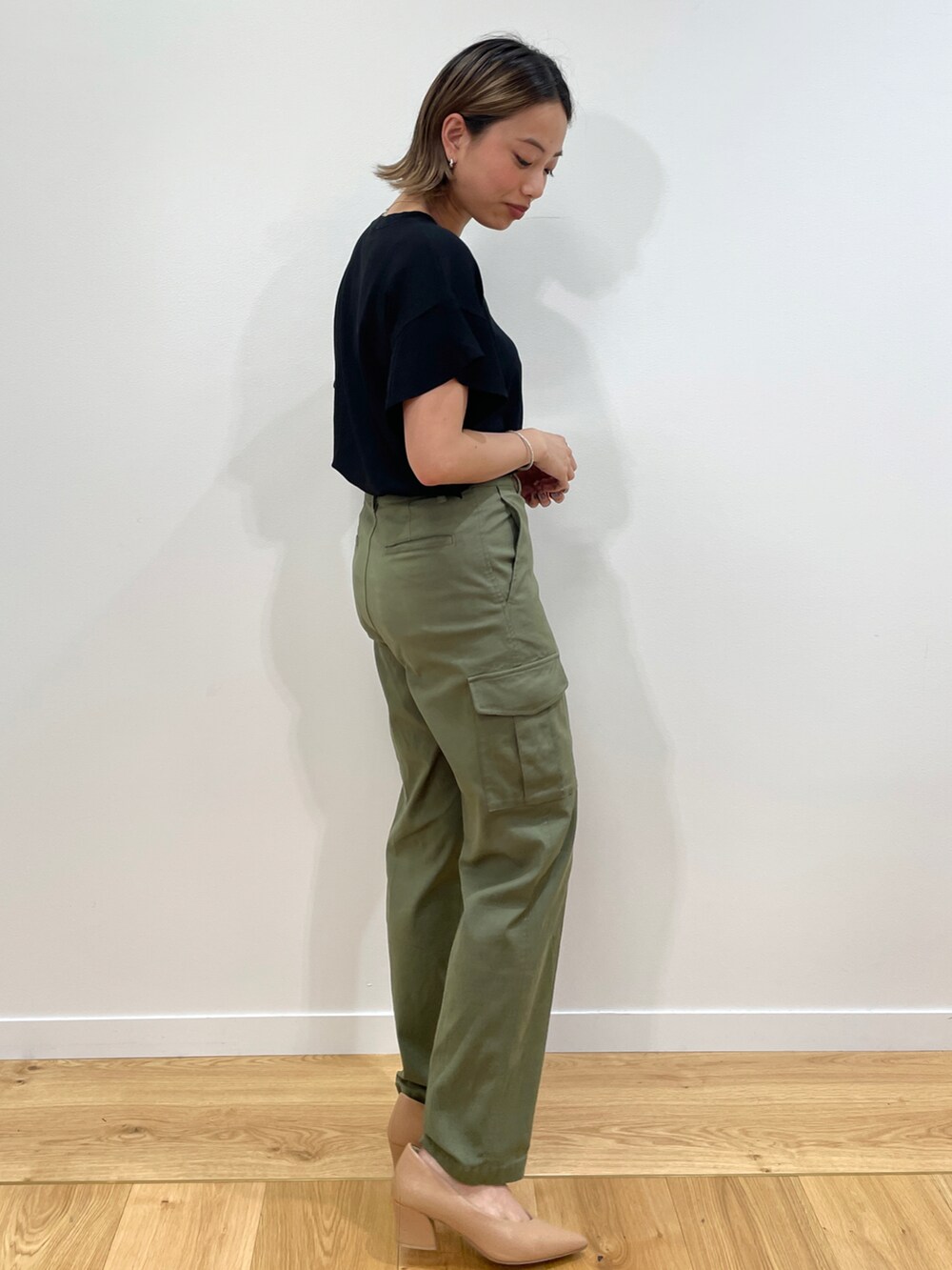 ブラック系のニット/セーター、グリーン系のその他パンツ、ベージュ系のパンプスを着用したレディースの夏コーディネートの2枚目の写真