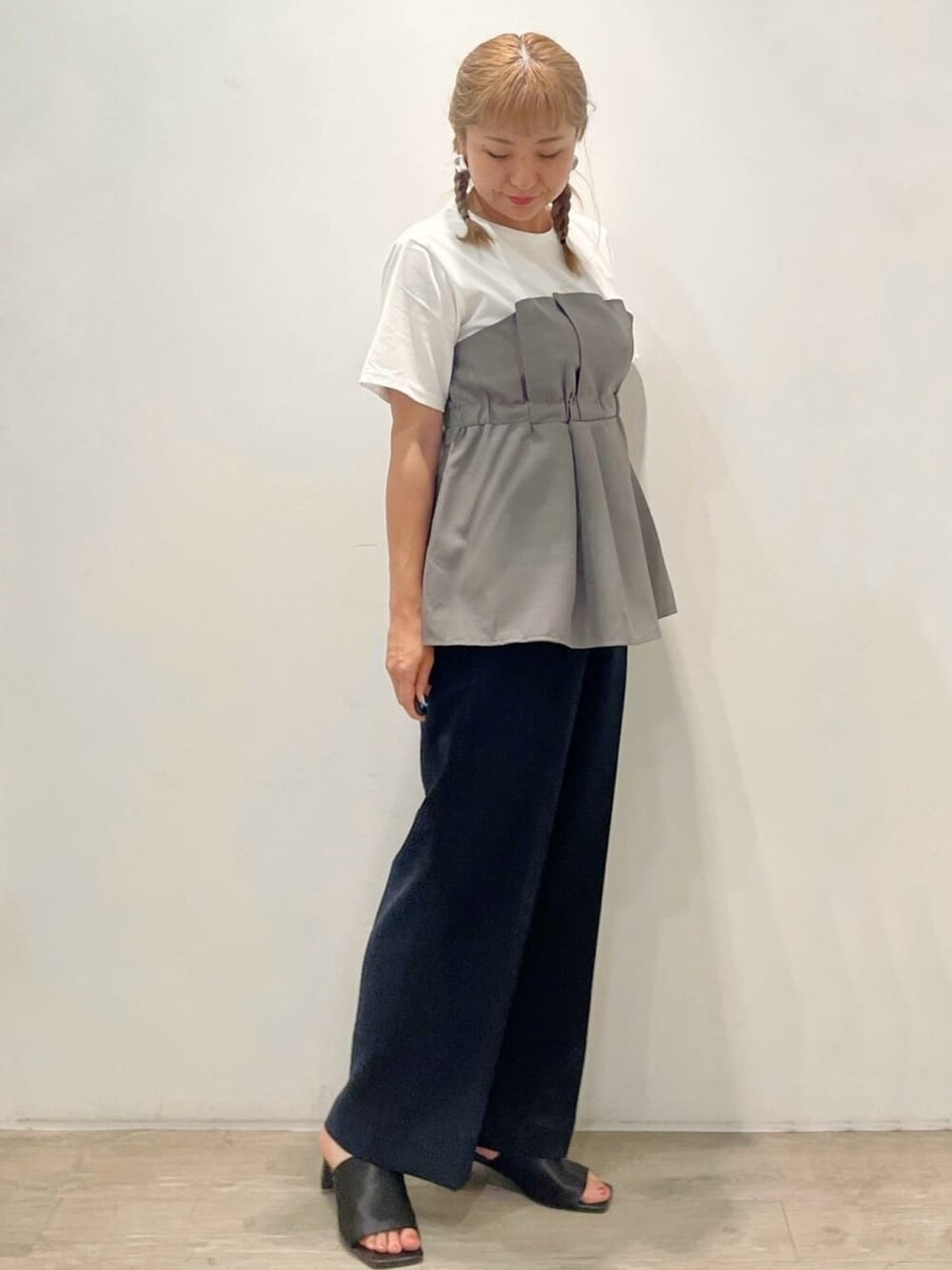 グレー系のTシャツ/カットソー、ブルー系のその他パンツ、ブラック系のサンダルを着用したレディースの夏コーディネートの2枚目の写真