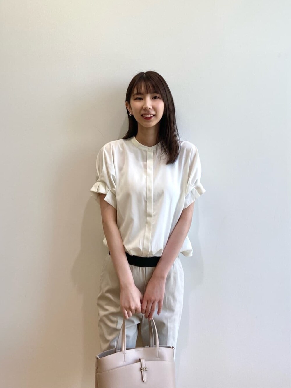 ホワイト系のシャツ/ブラウス、ベージュ系のその他パンツ、ベージュ系のトートバッグを着用したレディースの夏コーディネートの5枚目の写真