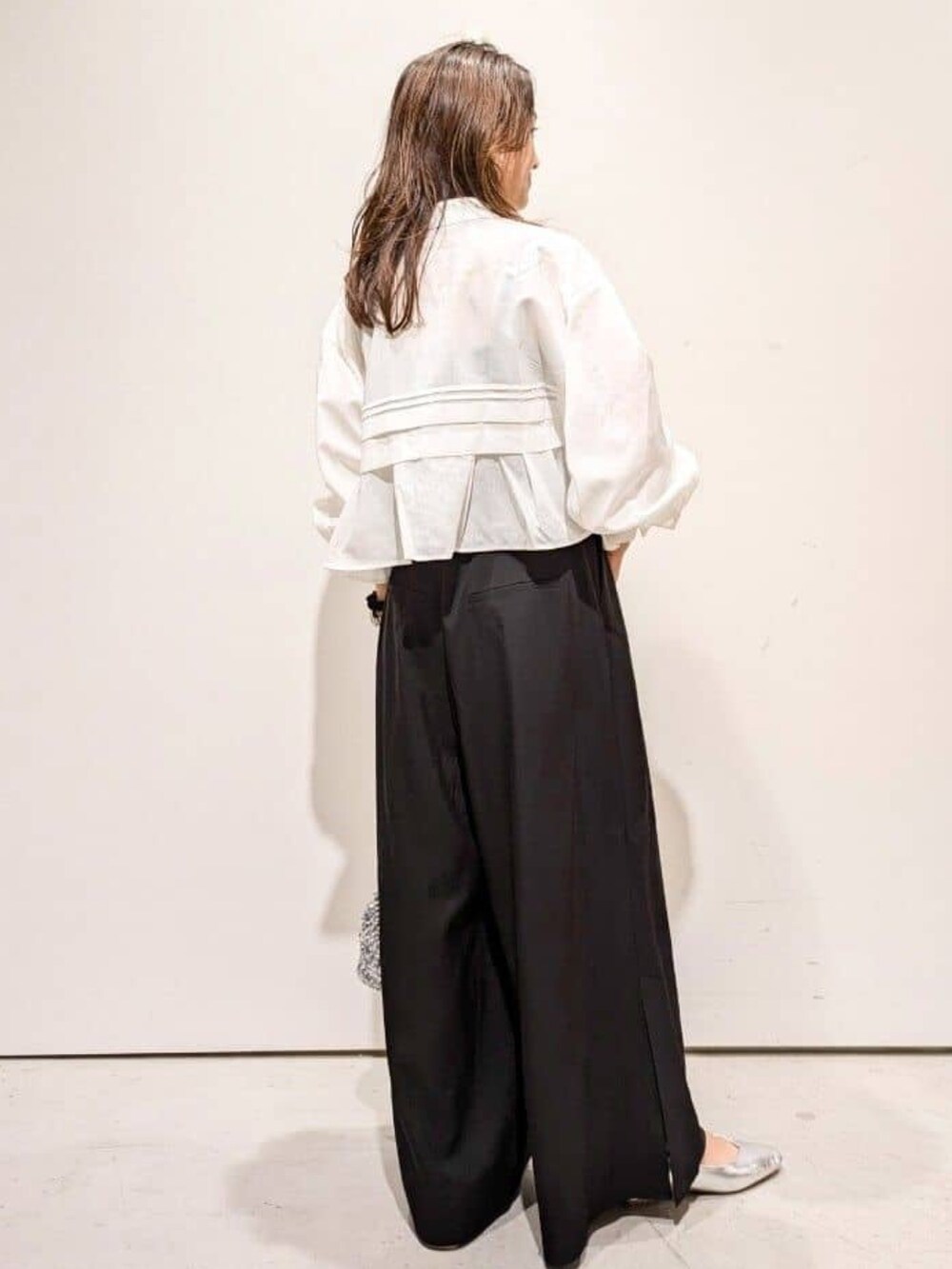 ホワイト系のシャツ/ブラウス、ブラック系のその他パンツ、グレー系のショルダーバッグを着用したレディースの秋コーディネートの2枚目の写真