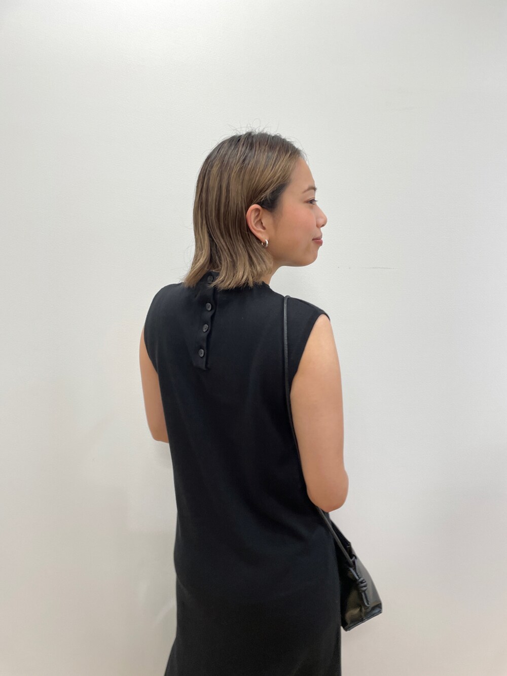ブラック系のワンピース、ブラック系のショルダーバッグ、ブラック系のサンダルを着用したレディースの夏コーディネートの5枚目の写真