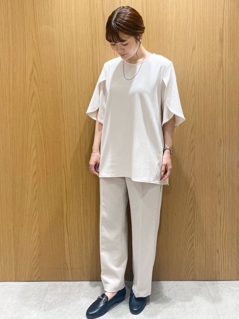 ホワイト系のTシャツ/カットソー、ホワイト系のその他パンツ、グレー系のトートバッグを着用したレディースの秋コーディネートの3枚目の写真