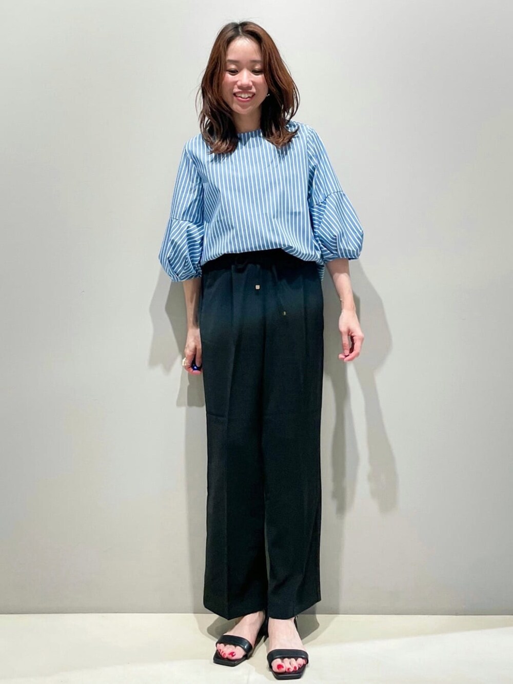 ブルー系のシャツ/ブラウス、ブラック系のその他パンツ、ブラック系のサンダルを着用したレディースの春コーディネートの2枚目の写真