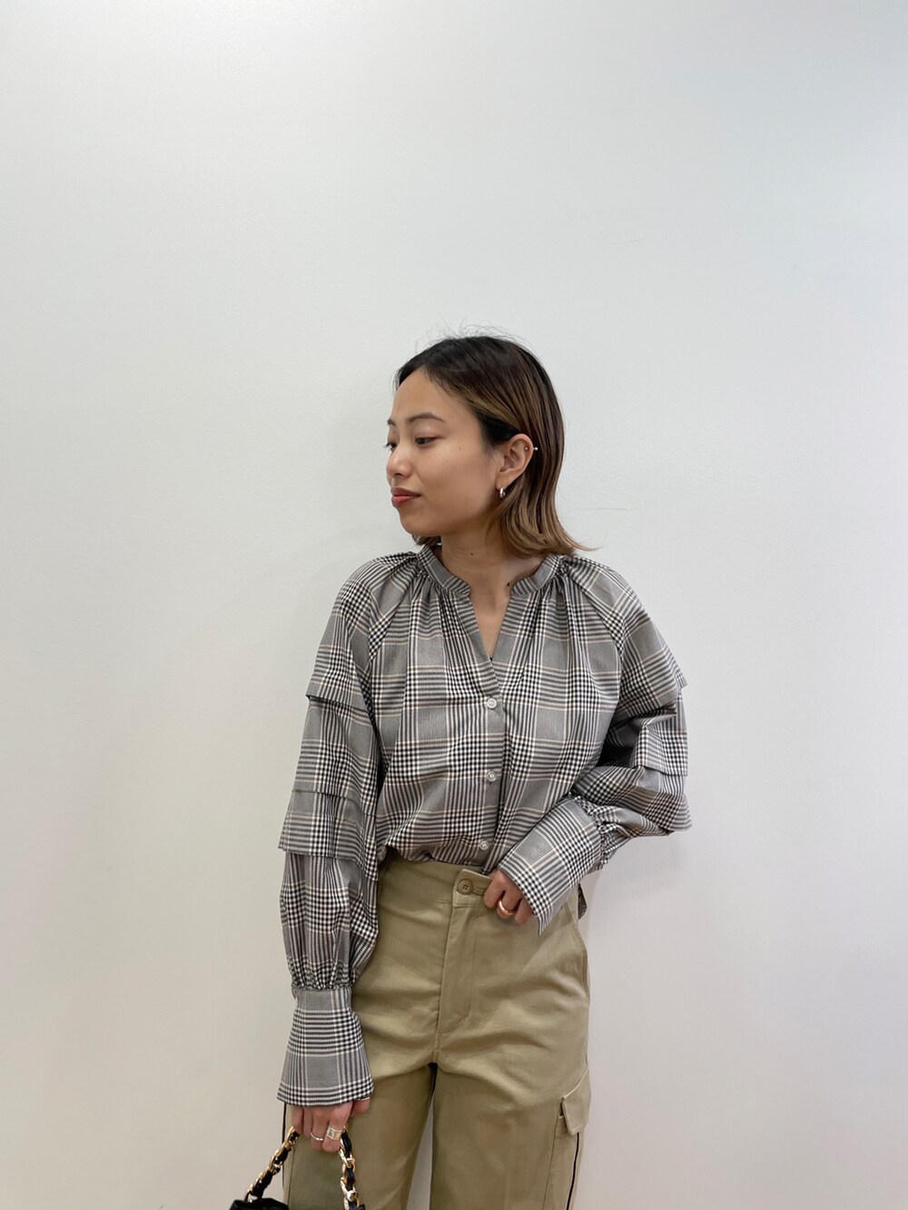 ブラウン系のシャツ/ブラウス、ベージュ系のその他パンツ、ブラック系のその他シューズを着用したレディースの夏コーディネートの4枚目の写真
