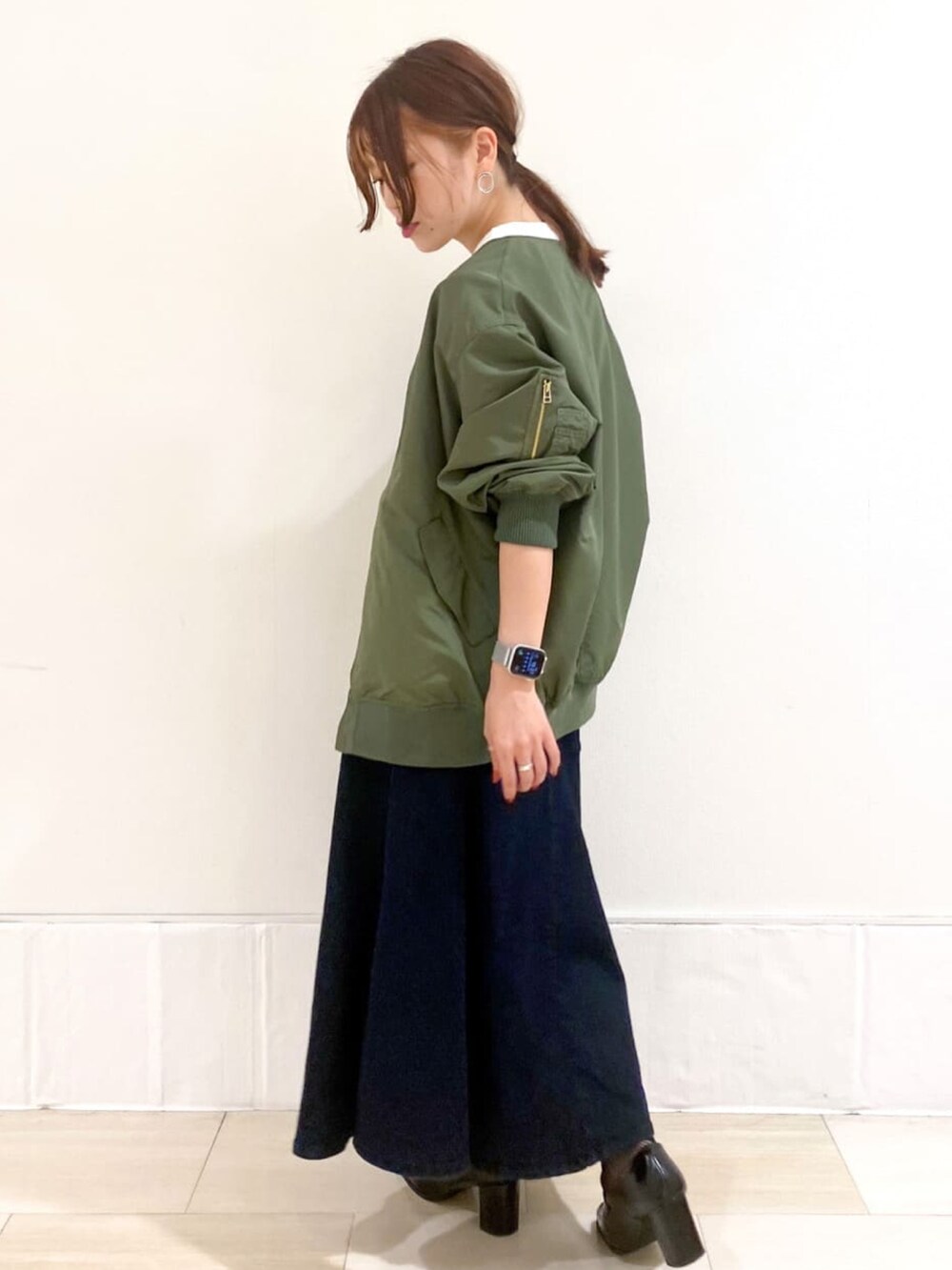 グリーン系のノーカラージャケット、ホワイト系のTシャツ/カットソー、ブラック系のパンプスを着用したレディースの夏コーディネートの3枚目の写真