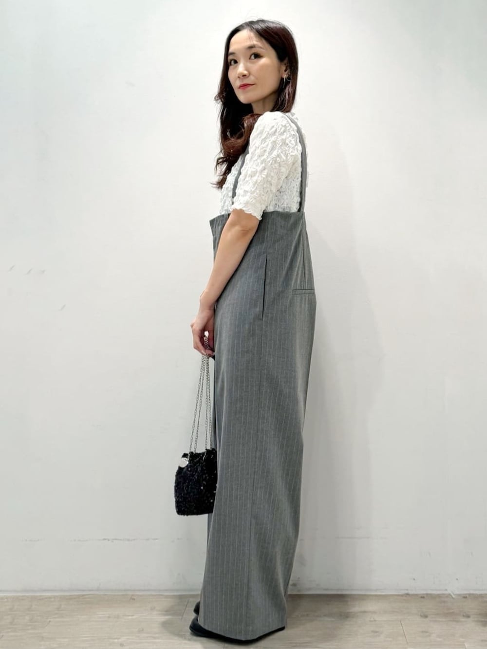 ホワイト系のTシャツ/カットソー、グレー系のサロペット/オーバーオール、ブラック系のショルダーバッグを着用したレディースの夏コーディネートの6枚目の写真