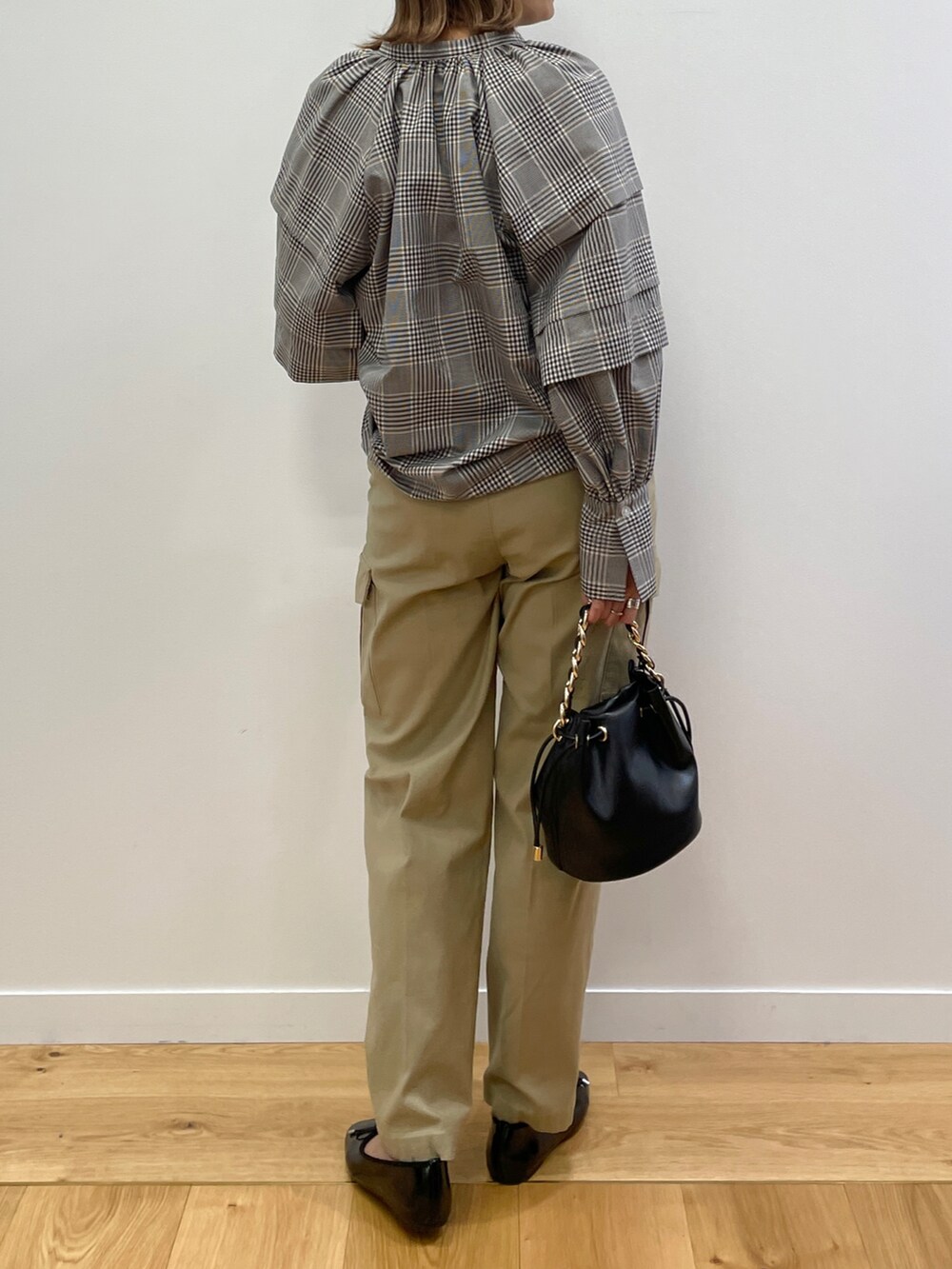 ブラウン系のシャツ/ブラウス、ベージュ系のその他パンツ、ブラック系のその他シューズを着用したレディースの夏コーディネートの3枚目の写真