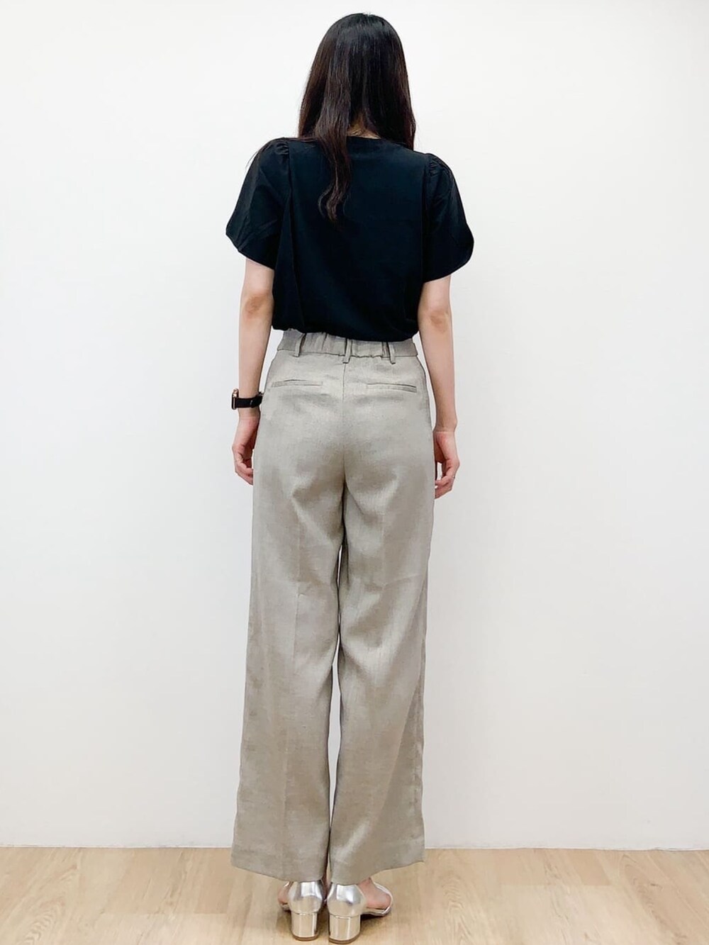 ブラック系のTシャツ/カットソー、ベージュ系のその他パンツ、シルバー系のサンダルを着用したレディースの春コーディネートの2枚目の写真