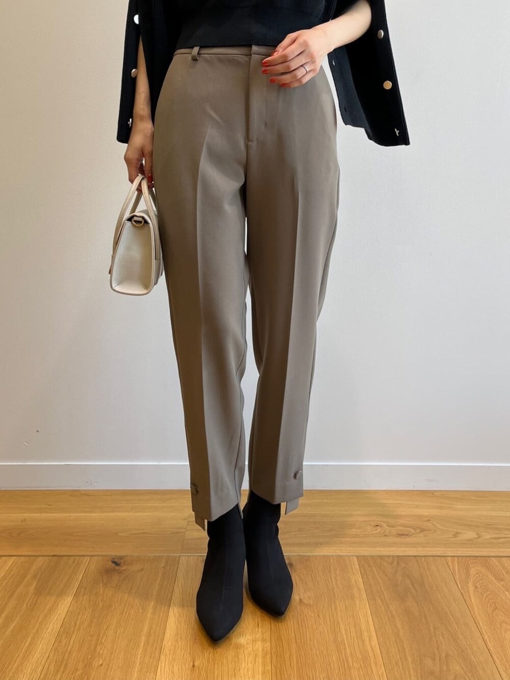 ブラック系のニット/セーター、ブラック系のブーツ、ブラウン系のその他パンツを着用したレディースの秋コーディネートの5枚目の写真