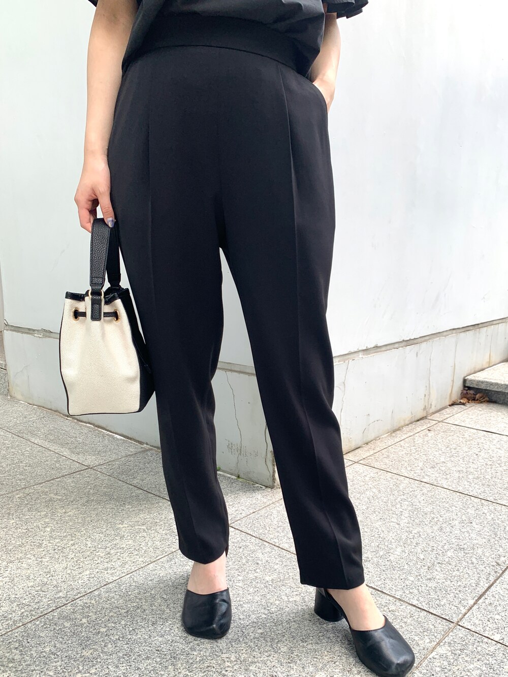 ブラック系のシャツ/ブラウス、ブラック系のその他パンツ、ブラック系のショルダーバッグを着用したレディースの夏コーディネートの4枚目の写真