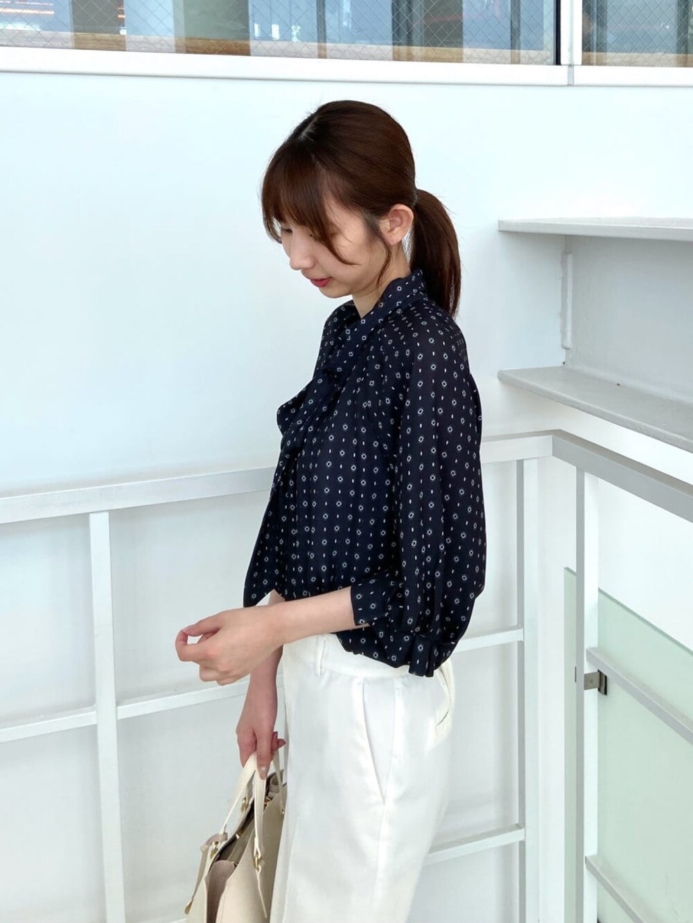 ブラック系のシャツ/ブラウス、シルバー系のパンプス、ホワイト系のその他パンツを着用したレディースの夏コーディネートの6枚目の写真