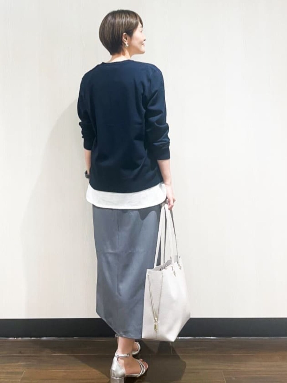ブルー系のカーディガン/ボレロ、ホワイト系のTシャツ/カットソー、グレー系のスカートを着用したレディースの夏コーディネートの3枚目の写真