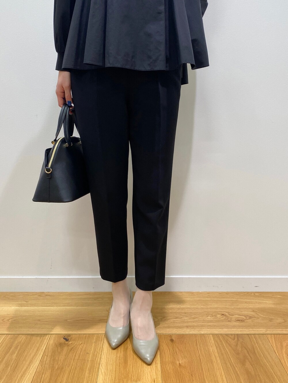 ブラック系のTシャツ/カットソー、ブラック系のその他パンツ、グリーン系のパンプスを着用したレディースの冬コーディネートの4枚目の写真