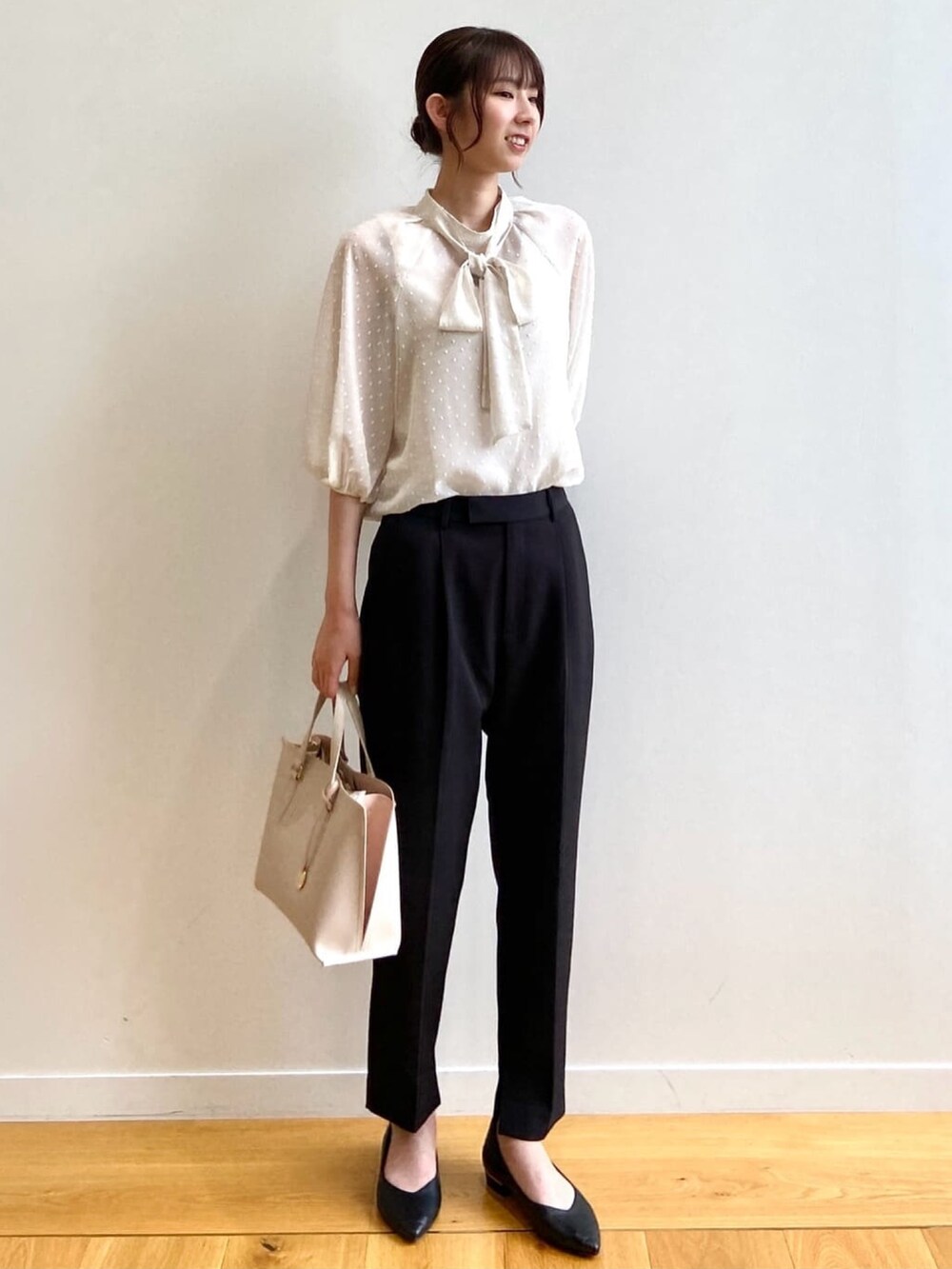 ホワイト系のシャツ/ブラウス、ブラック系のその他パンツ、ホワイト系のトートバッグを着用したレディースの夏コーディネートの3枚目の写真