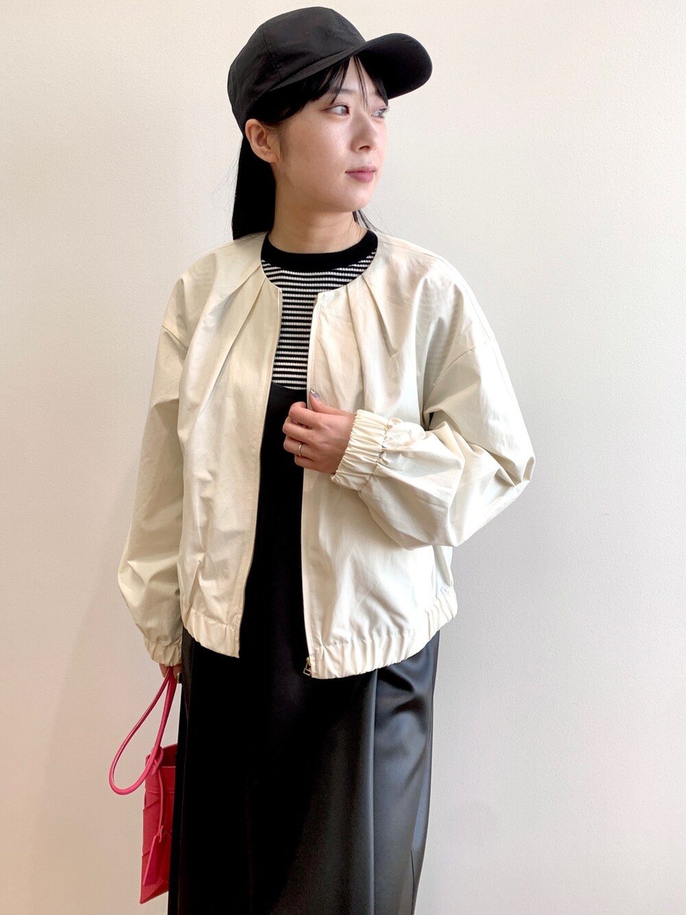 ホワイト系のニット/セーター、ホワイト系のブルゾン、グレー系のワンピースを着用したレディースの春コーディネートの3枚目の写真