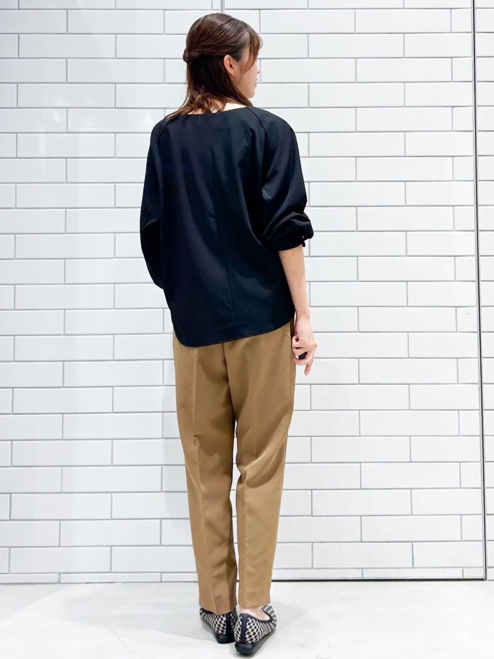 ブラウン系のその他パンツ、ブラック系のパンプス、ブラック系のTシャツ/カットソーを着用したレディースの秋コーディネートの3枚目の写真