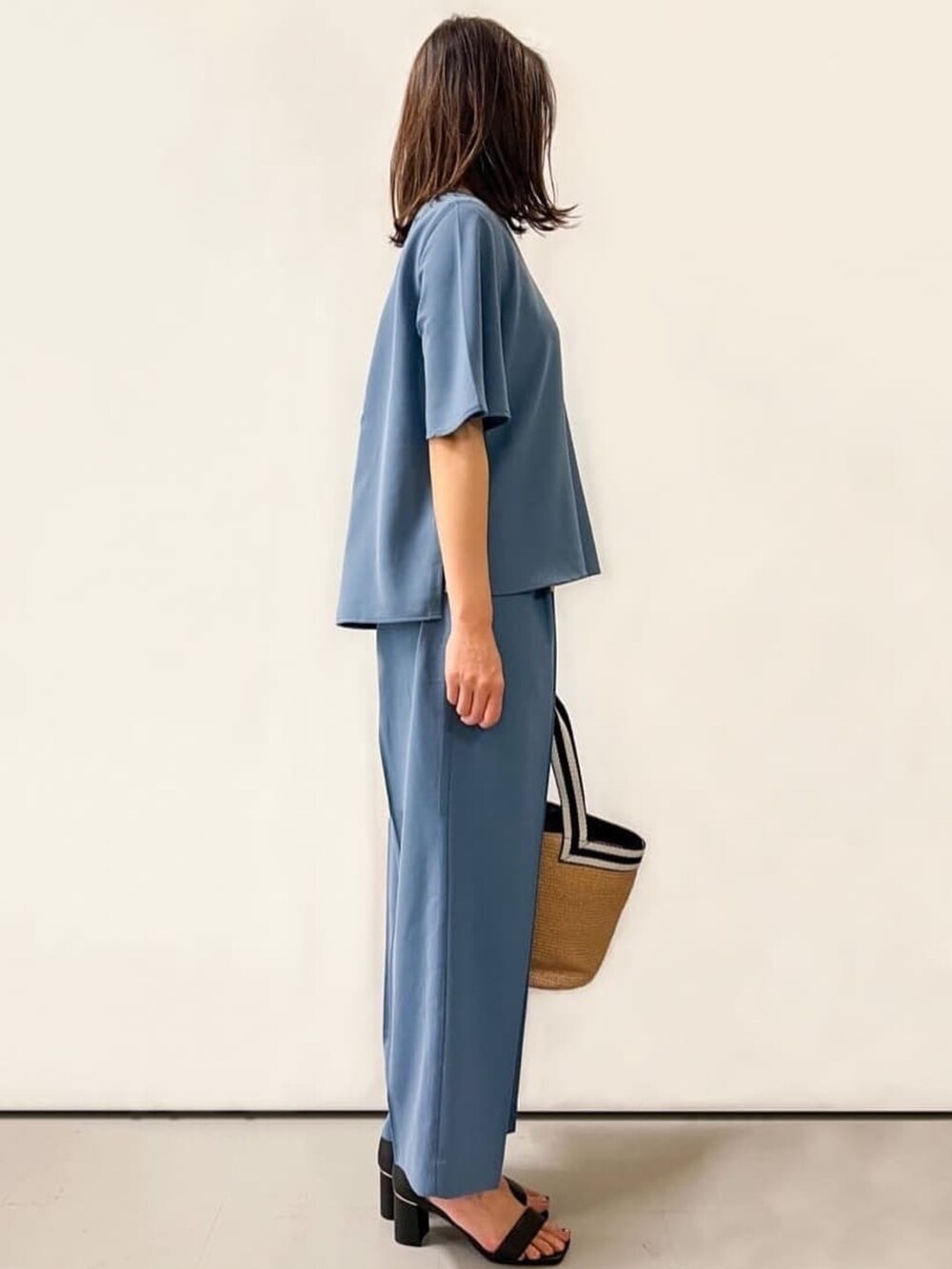 ブルー系のシャツ/ブラウス、ブルー系のその他パンツ、ベージュ系のトートバッグを着用したレディースの夏コーディネートの3枚目の写真