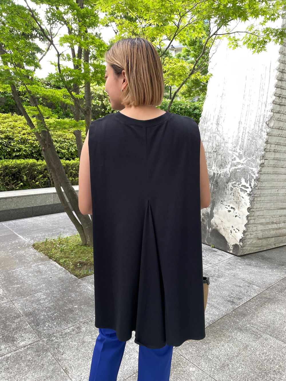 ブラック系のTシャツ/カットソー、ブルー系のその他パンツ、ブラック系のトートバッグを着用したレディースの夏コーディネートの4枚目の写真