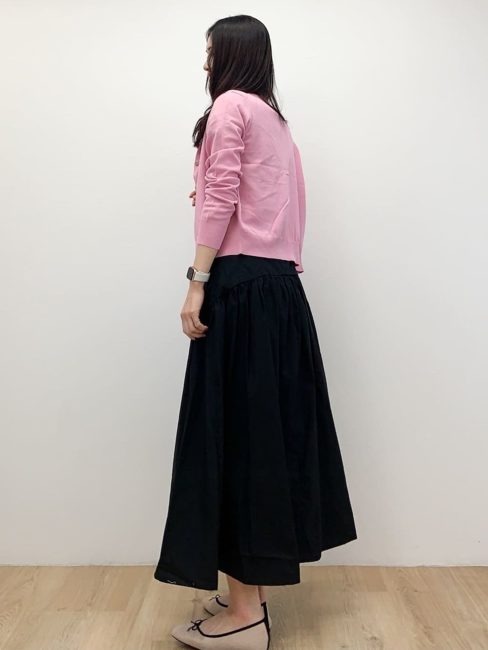 ピンク系のカーディガン/ボレロ、ブラック系のスカート、ベージュ系のその他シューズを着用したレディースの春コーディネートの3枚目の写真