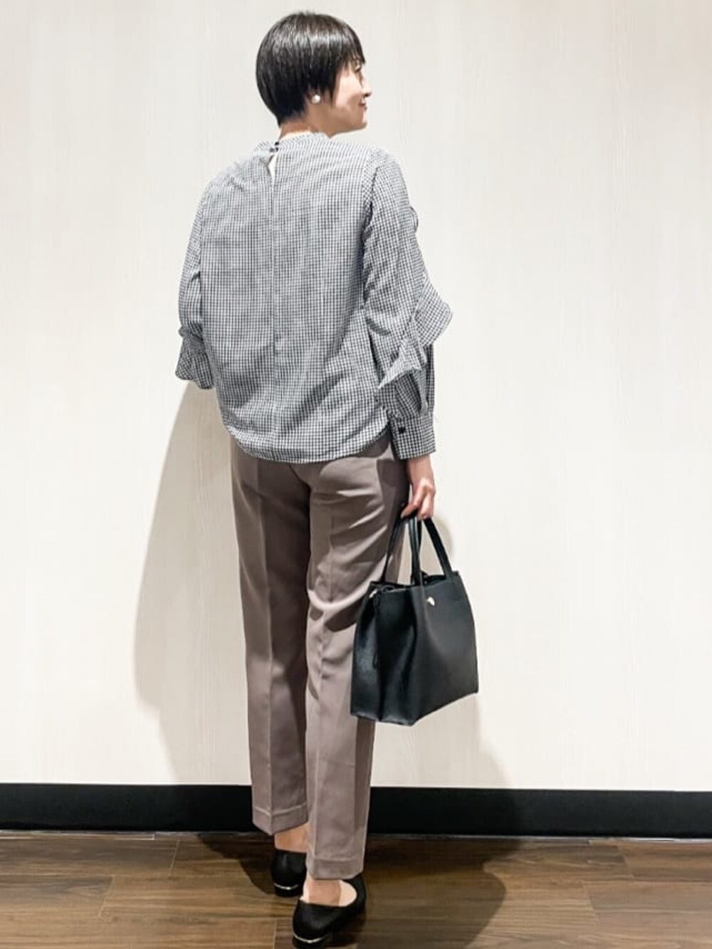 ブラック系のシャツ/ブラウス、ブラウン系のその他パンツ、ブラック系のトートバッグを着用したレディースの夏コーディネートの3枚目の写真