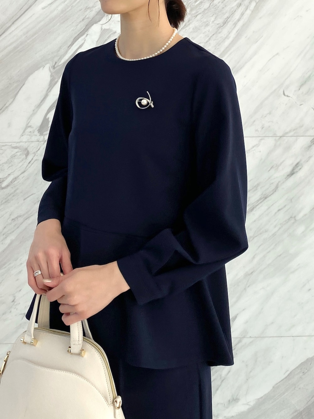 ホワイト系のパンプス、ブルー系のその他パンツ、ホワイト系のトートバッグを着用したレディースの春コーディネートの4枚目の写真