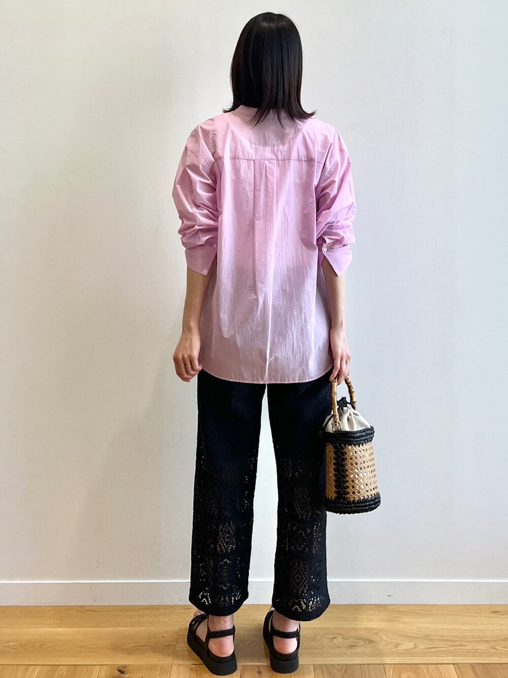 ピンク系のシャツ/ブラウス、ブラック系のサンダル、ブラック系のトートバッグを着用したレディースの夏コーディネートの3枚目の写真