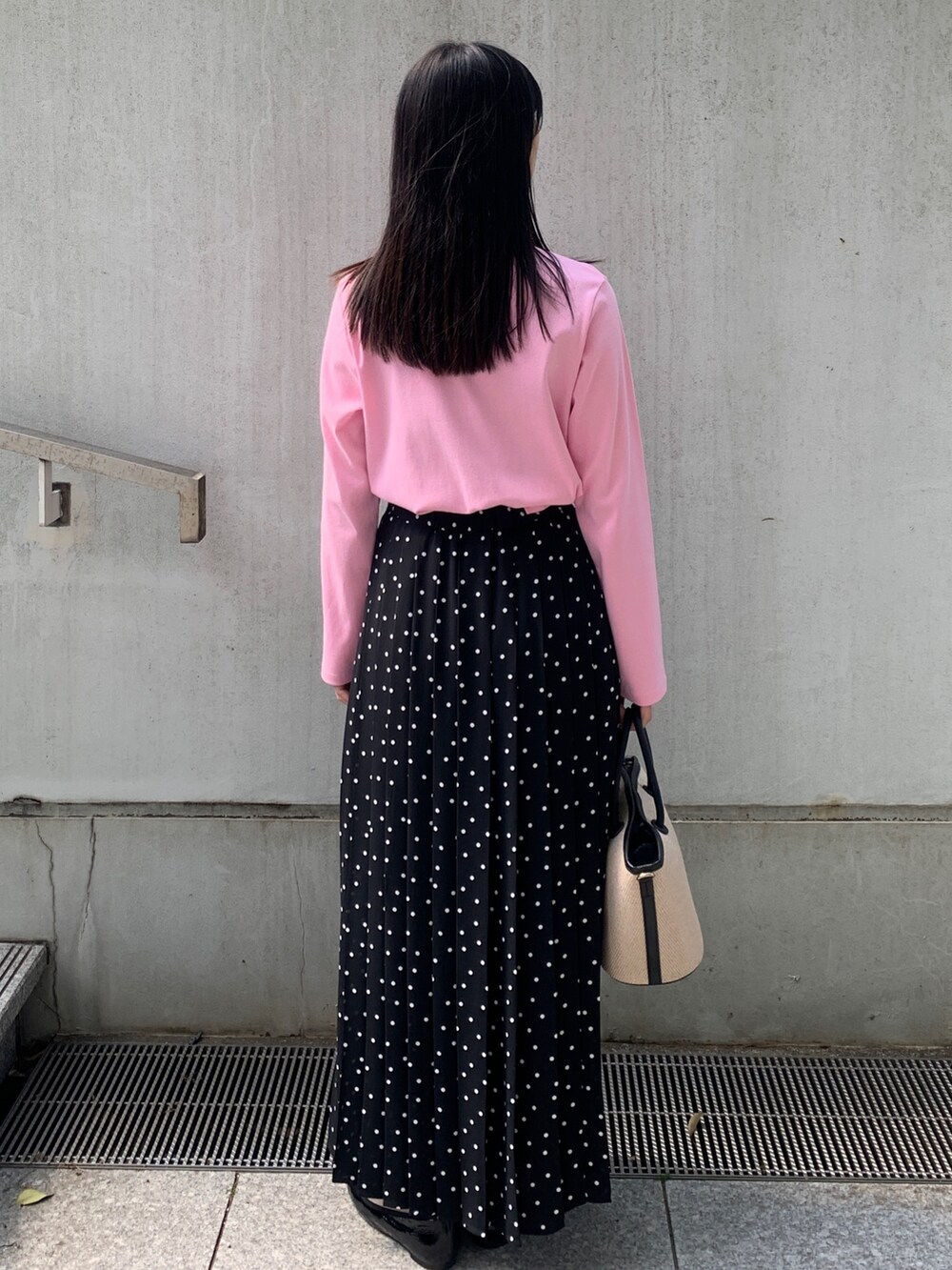 ピンク系のカーディガン/ボレロ、ブラック系のトートバッグ、ブラック系のスカートを着用したレディースの春コーディネートの3枚目の写真
