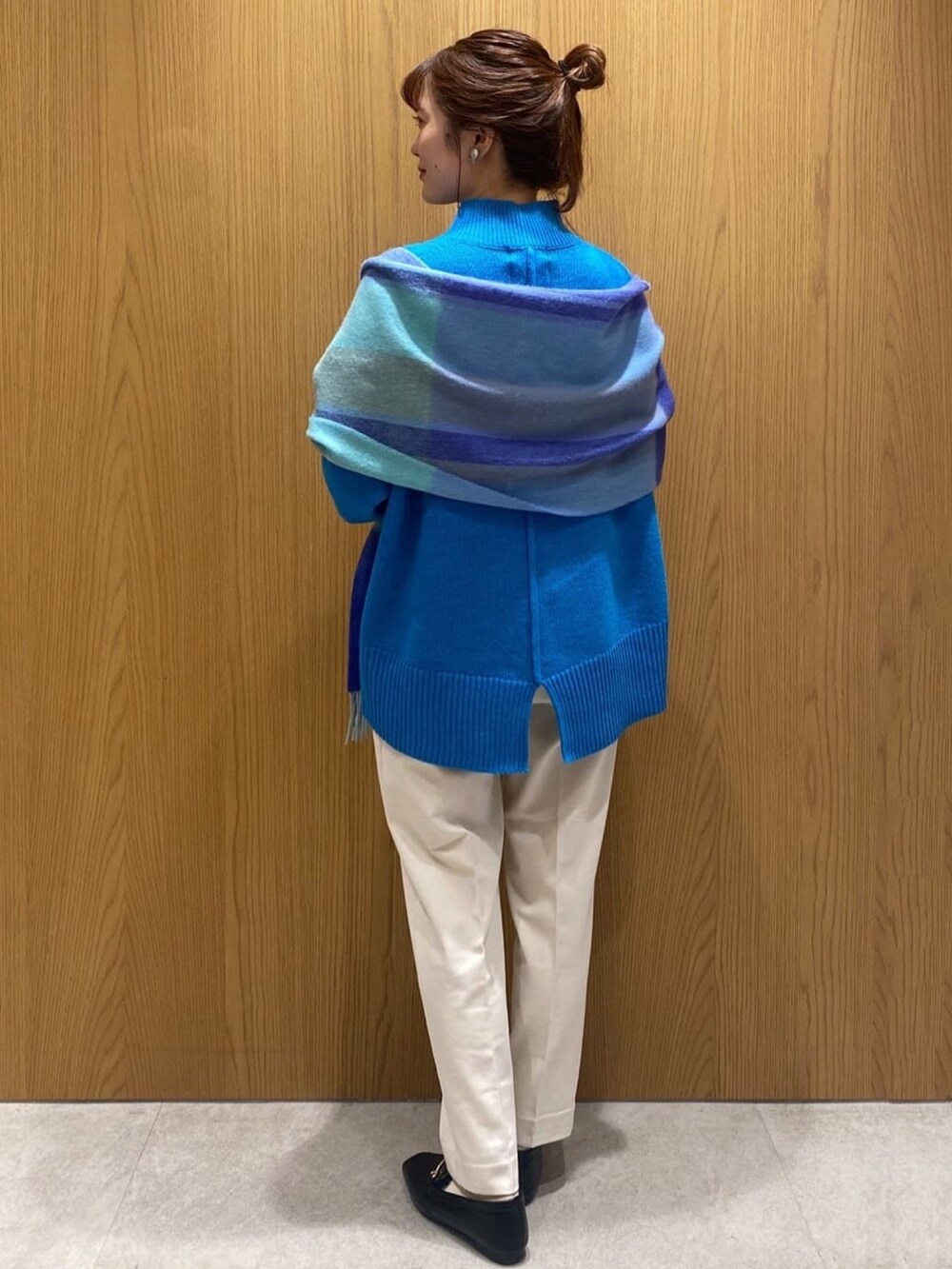 ブルー系のニット/セーター、ホワイト系のその他パンツ、ブラック系のパンプスを着用したレディースの秋コーディネートの3枚目の写真