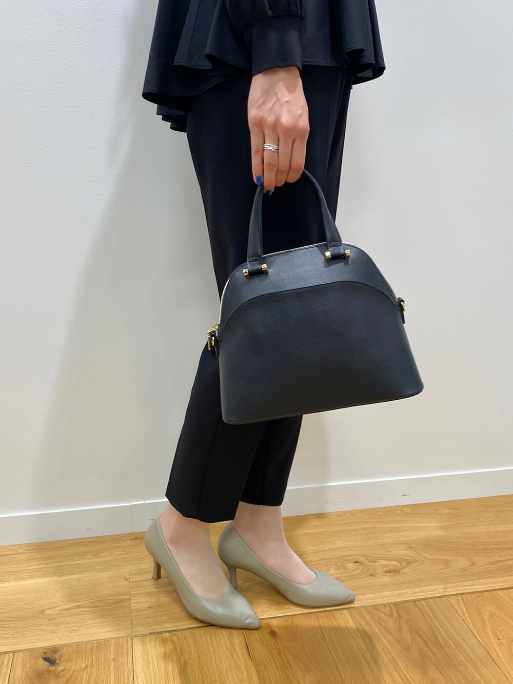 ブラック系のTシャツ/カットソー、ブラック系のその他パンツ、グリーン系のパンプスを着用したレディースの冬コーディネートの5枚目の写真