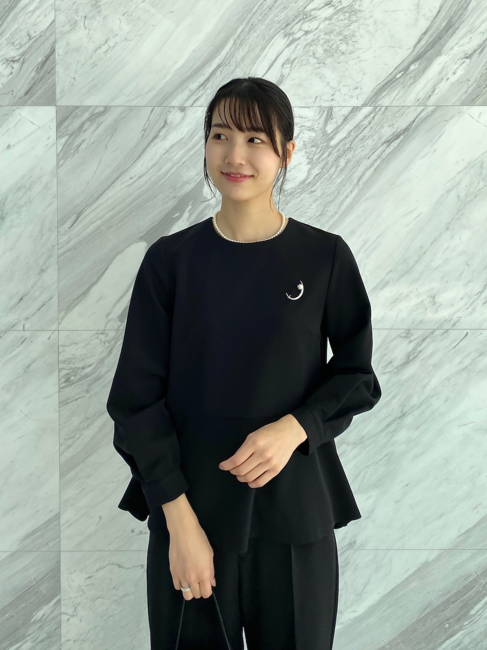 ブラック系のシャツ/ブラウス、ブラック系のその他パンツ、ブラック系のパンプスを着用したレディースの冬コーディネートの4枚目の写真