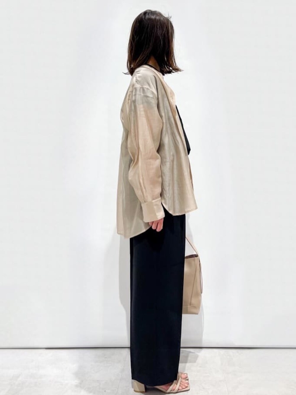 ベージュ系のシャツ/ブラウス、ブラック系のシャツ/ブラウス、ブラック系のその他パンツを着用したレディースの春コーディネートの3枚目の写真